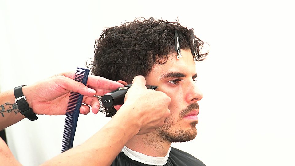 Kadr z modułu: Modern mullet na kręconych włosach